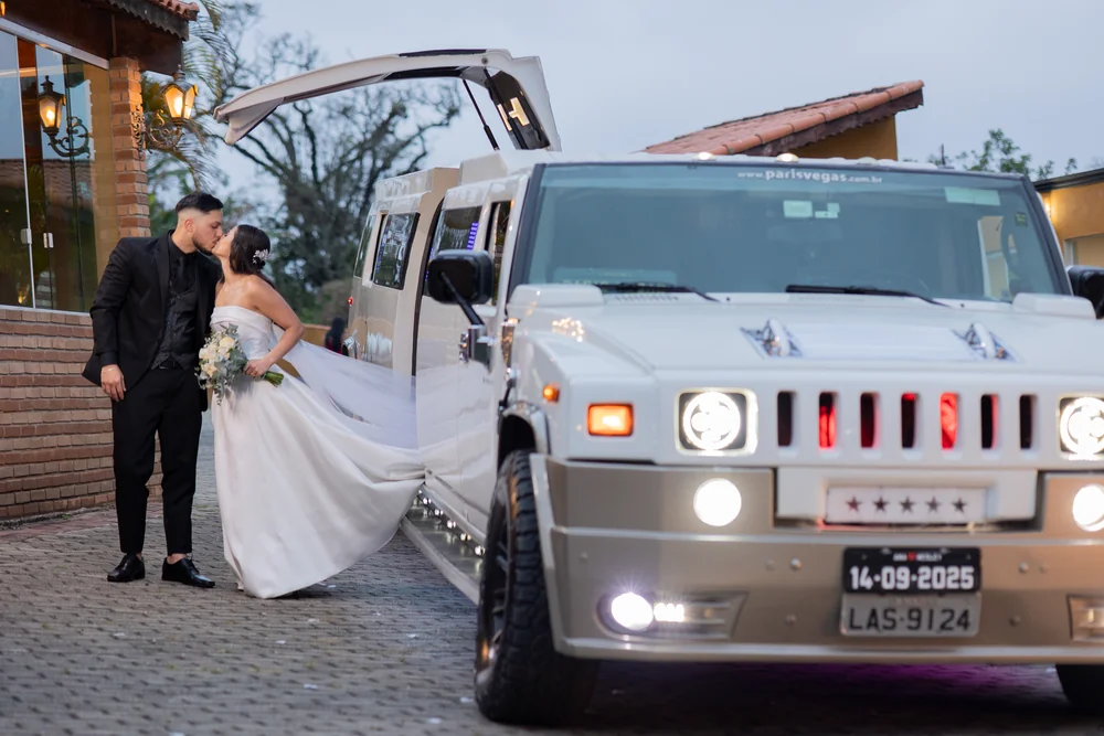 Noivos na limusine Hummer